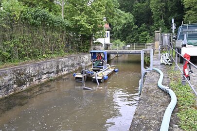 Entschlammung mit Amphibienfahrzeug in der Bamberger Schleuse 100