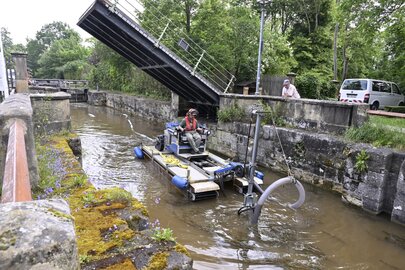 Entschlammung mit Amphibienfahrzeug in der Ba